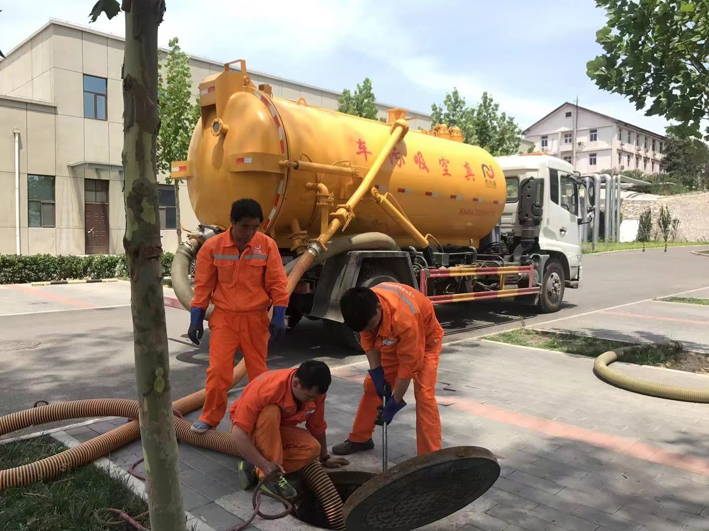 兴义管道疏通车停在窨井附近