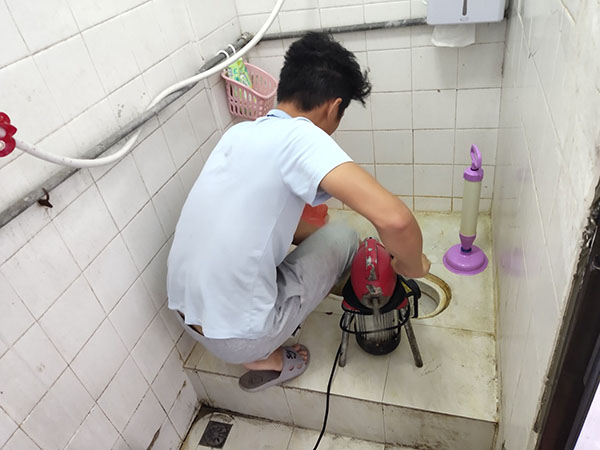 兴义管道堵塞冒臭气 专业师傅现场解决问题