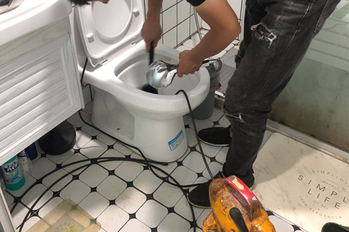 兴义马桶堵塞自己疏通还是找师傅?专业上门服务让你省时更省心